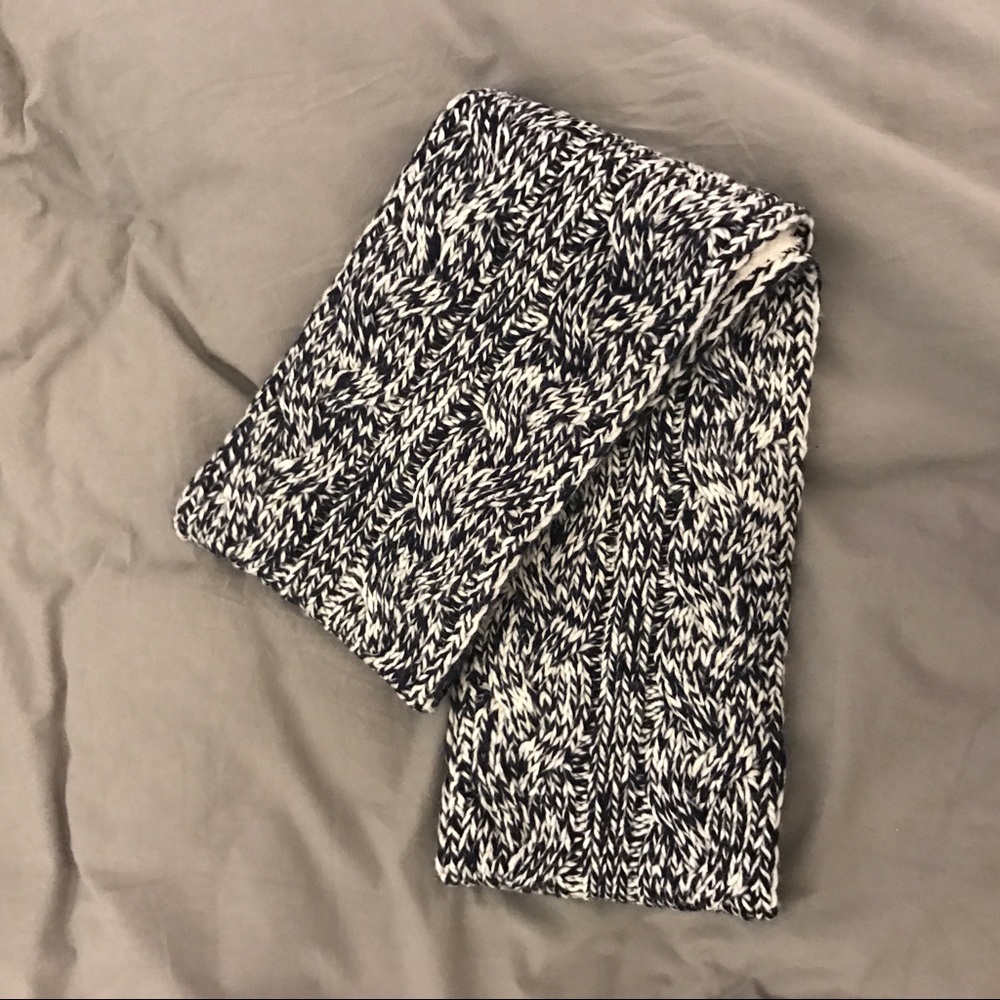Reversible infinity scarf